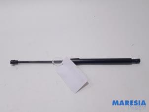Used Rear gas strut, right Renault Captur (2R) 0.9 Energy TCE 12V Price € 15,00 Margin scheme offered by Maresia Parts