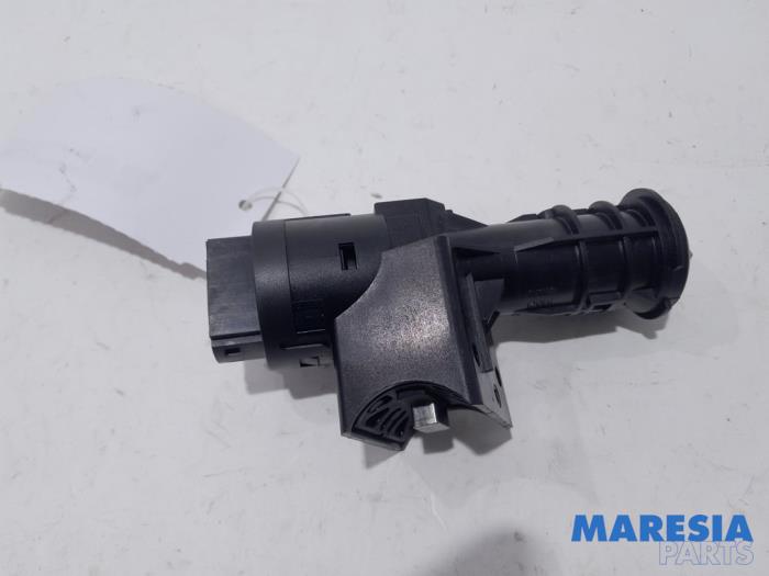Używane Stacyjka + Kluczyk Fiat Panda (312) 0.9 TwinAir 65 Cena € 35,00 Procedura marży oferowane przez Maresia Parts