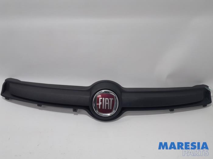 Używane Grill Fiat Panda (312) 0.9 TwinAir 65 Cena € 20,00 Procedura marży oferowane przez Maresia Parts