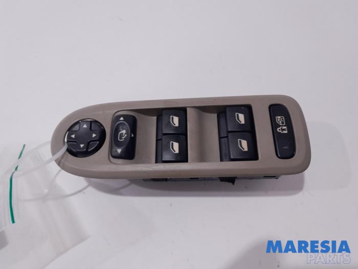 Używane Przelacznik combi okienny Citroen C5 III Tourer (RW) 2.7 HDiF V6 24V Autom. Cena € 50,00 Procedura marży oferowane przez Maresia Parts