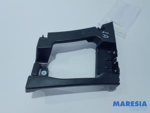 Used Rear bumper bracket, left Peugeot Expert (VA/VB/VE/VF/VY) 2.0 Blue HDi 120 16V Price € 24,20 Inclusive VAT offered by Maresia Parts