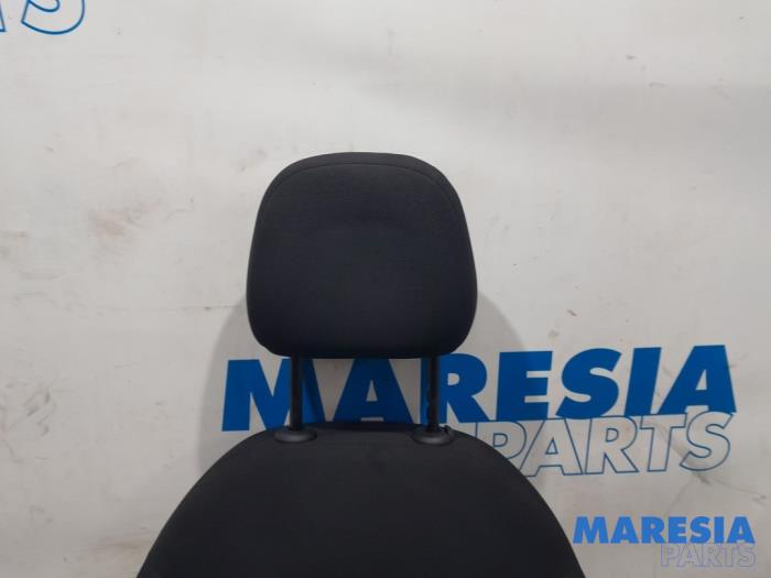 Używane Fotel lewy Peugeot 208 I (CA/CC/CK/CL) 1.2 Vti 12V PureTech 82 Cena € 114,95 Procedura marży oferowane przez Maresia Parts