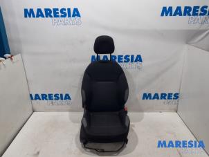 Używane Fotel prawy Peugeot 208 I (CA/CC/CK/CL) 1.2 Vti 12V PureTech 82 Cena € 105,00 Procedura marży oferowane przez Maresia Parts