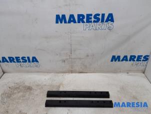 Used Seat rails, centre Renault Espace (JK) 2.0 Turbo 16V Grand Espace Price € 49,00 Margin scheme offered by Maresia Parts