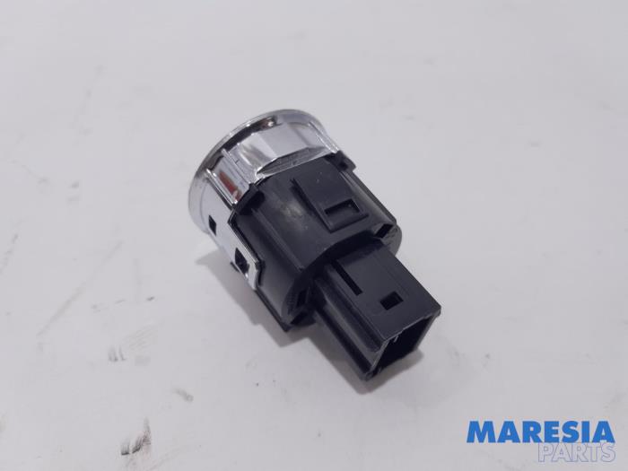 Start/stop switch from a Peugeot 508 SW (8E/8U) 2.0 BlueHDi 180 16V 2016