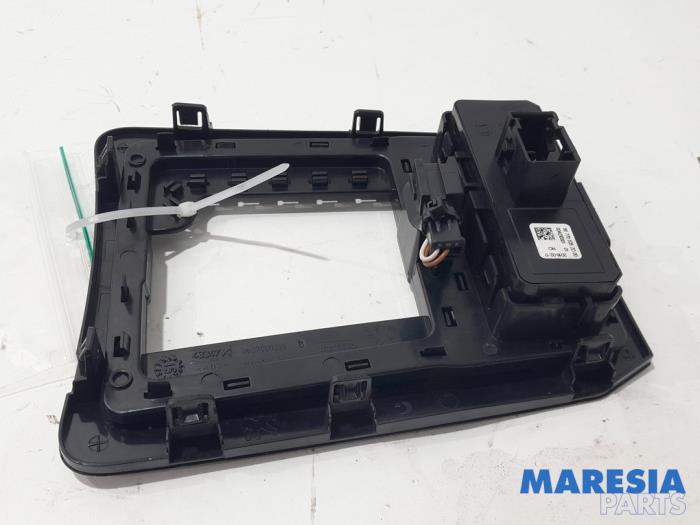 Automatic gear selector from a Peugeot 508 SW (8E/8U) 2.0 BlueHDi 180 16V 2016