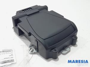 Używane Wyswietlacz przezierny typu HUD Peugeot 508 SW (8E/8U) 2.0 BlueHDi 180 16V Cena € 262,50 Procedura marży oferowane przez Maresia Parts