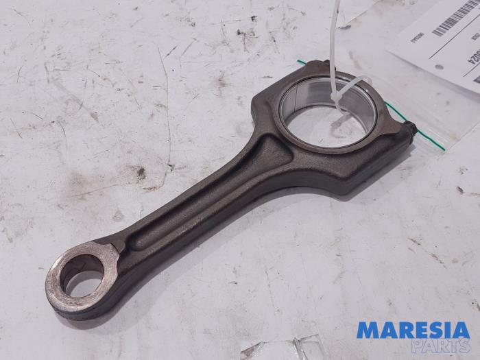 Używane Korbowód Peugeot 207/207+ (WA/WC/WM) 1.6 16V VTi Cena € 30,00 Procedura marży oferowane przez Maresia Parts