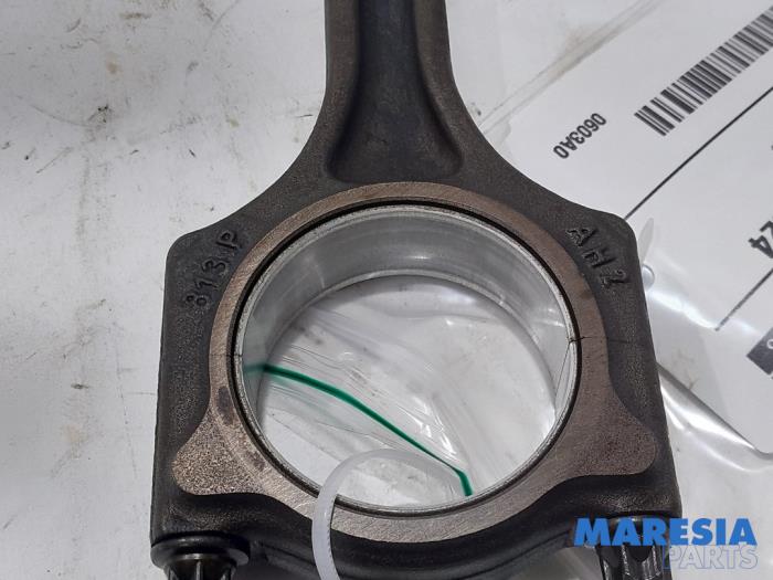 Connecting rod from a Peugeot 207/207+ (WA/WC/WM) 1.6 16V VTi 2008