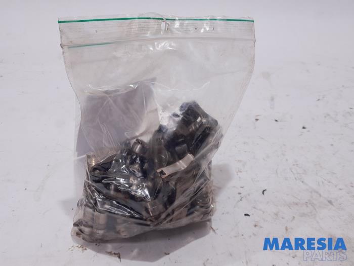 Begagnade Vipparm Peugeot 207/207+ (WA/WC/WM) 1.6 16V VTi Pris € 75,00 Marginaltabell erbjuds av Maresia Parts