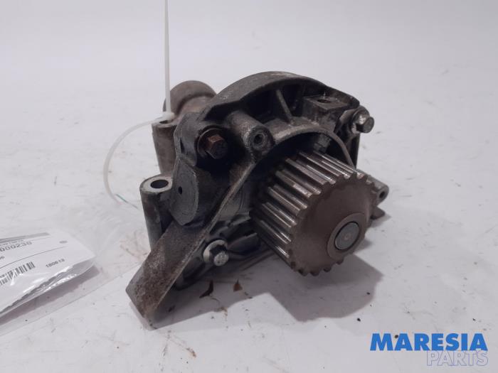 Usagé Pompe à eau Peugeot 307 CC (3B) 2.0 16V Prix € 75,00 Règlement à la marge proposé par Maresia Parts