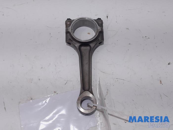 Używane Korbowód Peugeot 307 CC (3B) 2.0 16V Cena € 25,00 Procedura marży oferowane przez Maresia Parts