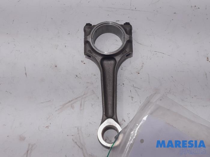 Używane Korbowód Peugeot 307 CC (3B) 2.0 16V Cena € 25,00 Procedura marży oferowane przez Maresia Parts