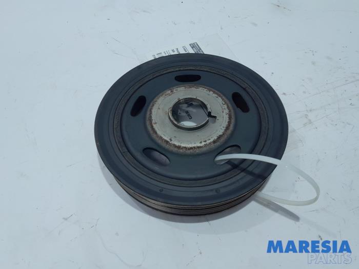 Crankshaft pulley from a Peugeot 308 SW (L4/L9/LC/LJ/LR) 1.6 BlueHDi 120 2015