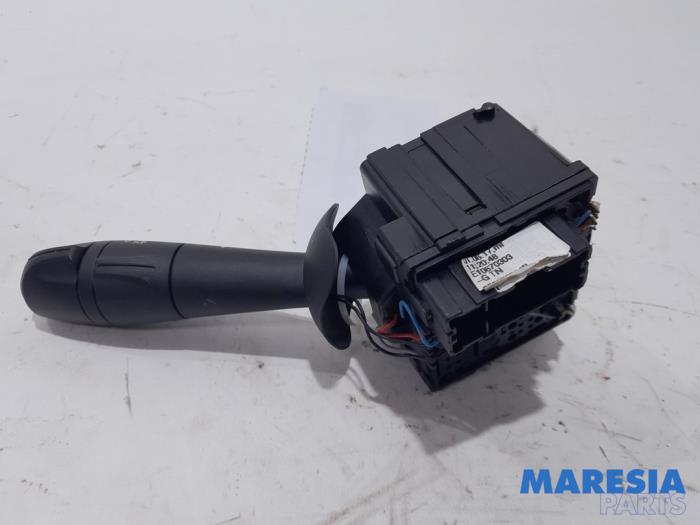 Wiper switch from a Renault Clio IV Estate/Grandtour (7R) 0.9 Energy TCE 90 12V 2017