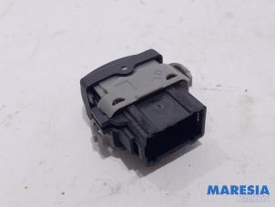 Used Central locking switch Renault Espace (JK) 2.0 Turbo 16V Grand Espace Price € 10,00 Margin scheme offered by Maresia Parts