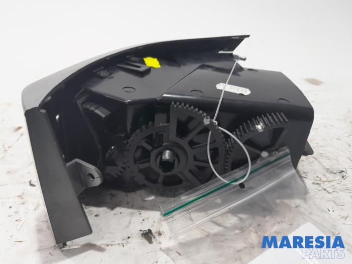 Grille aération tableau de bord d'un Fiat Ducato (250) 2.3 D 130 Multijet 2016