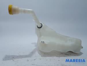Used Front windscreen washer reservoir Renault Scénic III (JZ) 1.5 dCi 110 Price € 20,00 Margin scheme offered by Maresia Parts