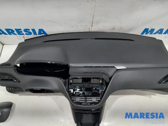 Airbag set + dashboard de un Peugeot 208 I (CA/CC/CK/CL) 1.4 16V 2013