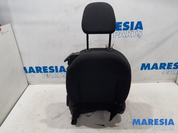 Seat, left from a Peugeot 208 I (CA/CC/CK/CL) 1.4 16V 2013