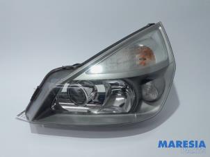 Używane Reflektor lewy Renault Espace (JK) 2.0 16V Turbo Cena € 100,00 Procedura marży oferowane przez Maresia Parts