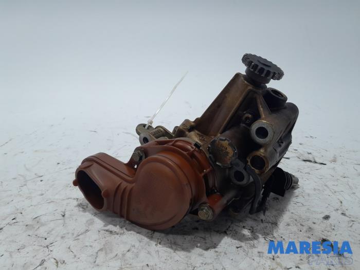 Oil pump from a Renault Megane III Grandtour (KZ) 1.2 16V TCE 115 2013