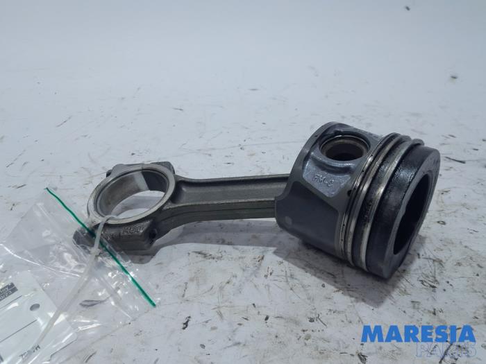 Connecting rod from a Renault Megane III Grandtour (KZ) 1.5 dCi 110 2013