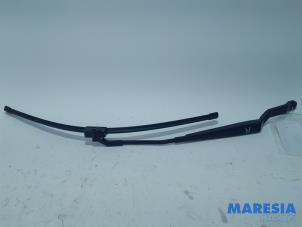 Used Front wiper arm Renault Espace (JK) 2.0 Turbo 16V Grand Espace Price € 15,00 Margin scheme offered by Maresia Parts