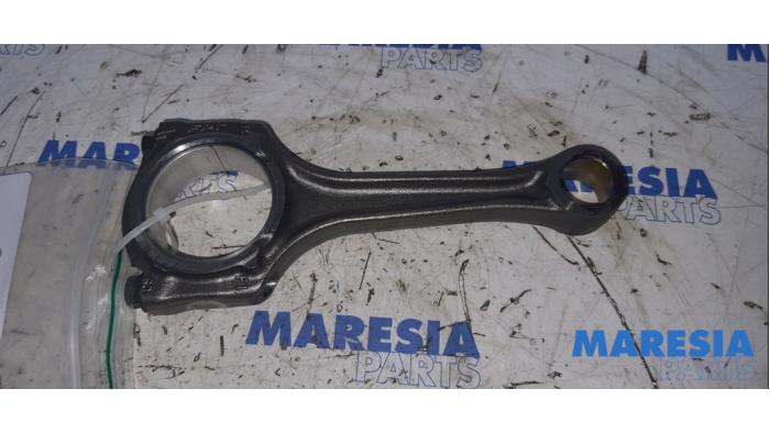 Connecting rod from a Fiat Doblo Cargo (263) 1.4 T-Jet 16V 2012