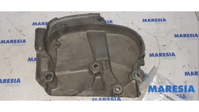 Usagé Couvercle de distribution Renault Scénic III (JZ) 1.6 16V Prix € 30,00 Règlement à la marge proposé par Maresia Parts