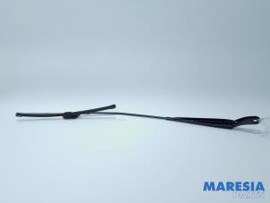 Used Front wiper arm Peugeot 208 I (CA/CC/CK/CL) 1.4 16V Price € 14,50 Margin scheme offered by Maresia Parts