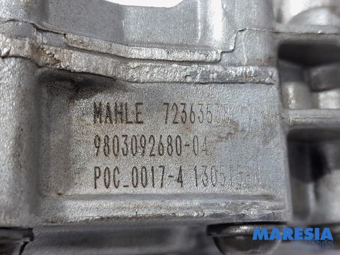 Bomba de aceite de un Peugeot 308 (L3/L8/LB/LH/LP) 1.2 12V e-THP PureTech 130 2014