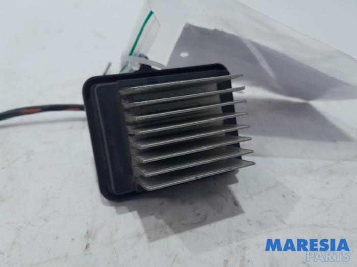 Heater resistor from a Renault Twingo III (AH) 1.0 SCe 70 12V 2014