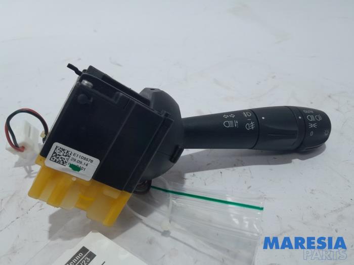 Interruptor de indicador de dirección de un Renault Twingo III (AH) 1.0 SCe 70 12V 2014