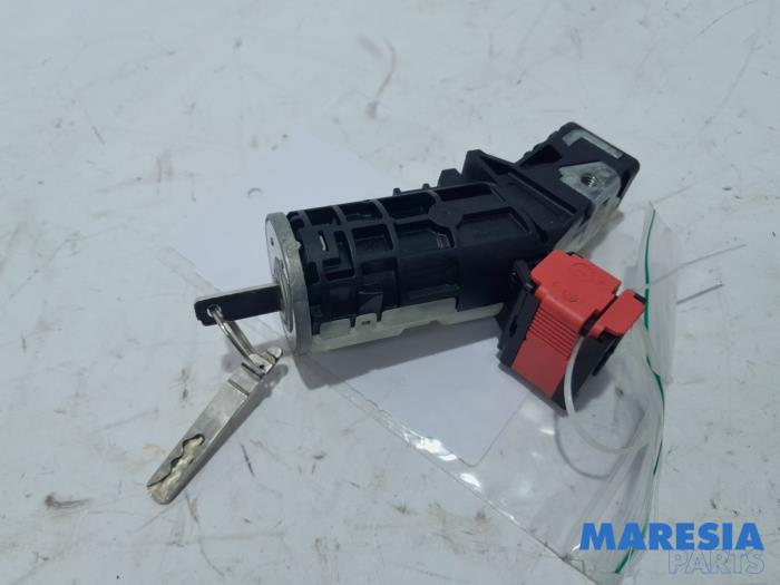 Ignition lock + key from a Renault Twingo III (AH) 1.0 SCe 70 12V 2014