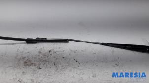 Used Front wiper arm Renault Twingo II (CN) 1.2 16V Price € 15,00 Margin scheme offered by Maresia Parts