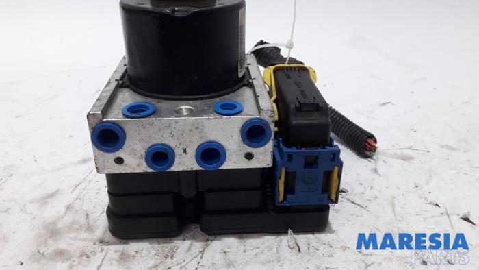 Used ABS pump Renault Twingo II (CN) 1.2 16V Price € 49,99 Margin scheme offered by Maresia Parts