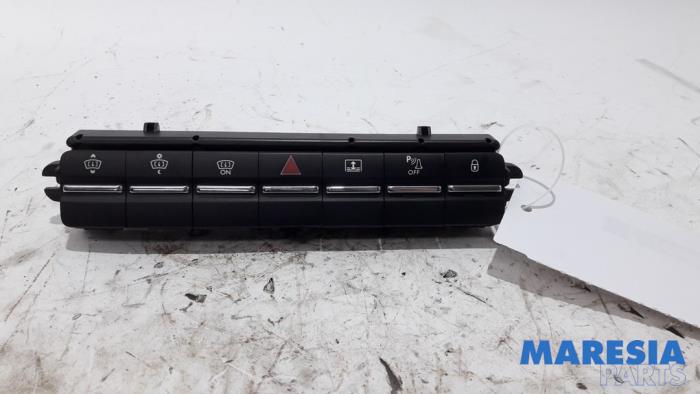 Używane Przelacznik Peugeot 5008 I (0A/0E) 1.6 THP 16V Cena € 25,00 Procedura marży oferowane przez Maresia Parts
