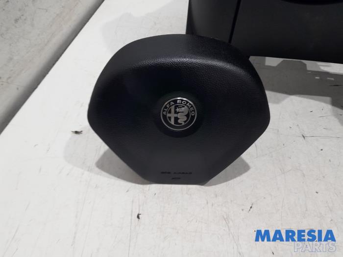 Kit airbag + tableau de bord d'un Alfa Romeo Giulietta (940) 1.4 TB 16V MultiAir 2018