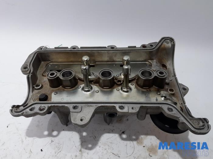 Rocker cover from a Renault Clio IV (5R) 0.9 Energy TCE 90 12V 2018