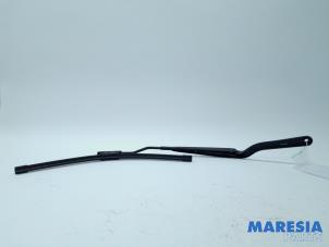Used Front wiper arm Renault Twingo III (AH) 1.0 SCe 70 12V Price € 15,00 Margin scheme offered by Maresia Parts
