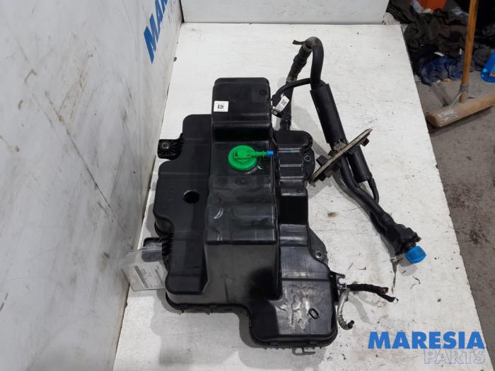 Adblue Tank from a Renault Master IV (MA/MB/MC/MD/MH/MF/MG/MH) 2.3 dCi 150 16V 2022