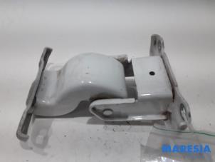 Used Tailgate hinge Renault Trafic (1FL/2FL/3FL/4FL) 1.6 dCi 90 Price € 54,45 Inclusive VAT offered by Maresia Parts