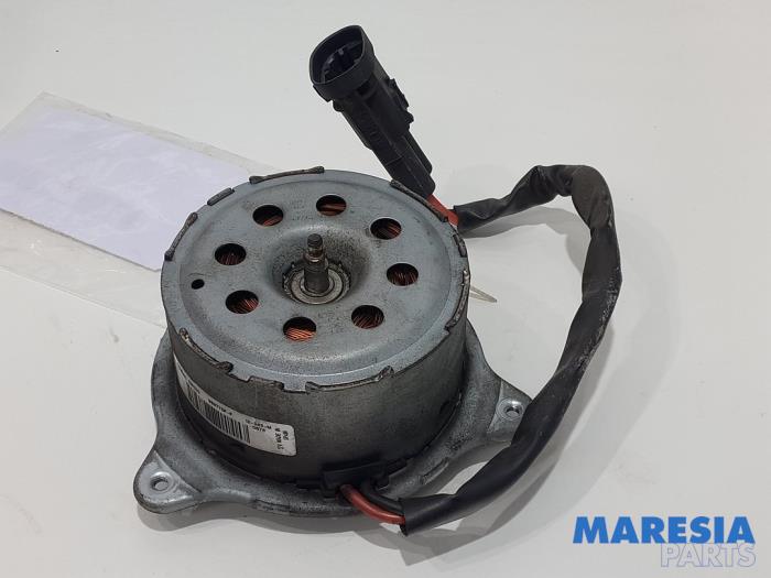 Ventilateur moteur d'un Peugeot 5008 I (0A/0E) 1.6 THP 16V 2014