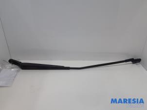 Used Front wiper arm Peugeot 5008 I (0A/0E) 1.6 THP 16V Price € 15,00 Margin scheme offered by Maresia Parts