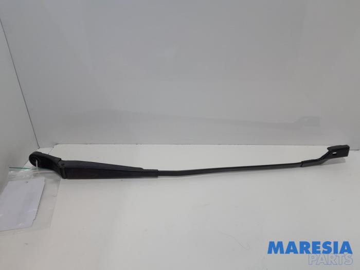 Front wiper arm from a Peugeot 5008 I (0A/0E) 1.6 THP 16V 2014