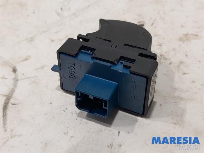 Usados Interruptor de ventanilla eléctrica Opel Combo 1.3 CDTI 16V ecoFlex Precio € 12,10 IVA incluido ofrecido por Maresia Parts