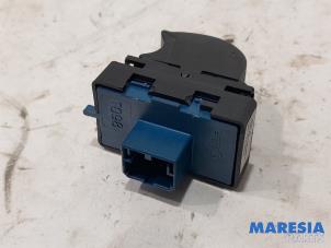 Used Electric window switch Opel Combo 1.3 CDTI 16V ecoFlex Price € 12,10 Inclusive VAT offered by Maresia Parts