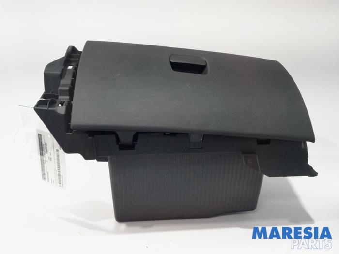 Begagnade Handskfack Renault Trafic (1FL/2FL/3FL/4FL) 1.6 dCi 90 Pris € 48,40 Inklusive moms erbjuds av Maresia Parts