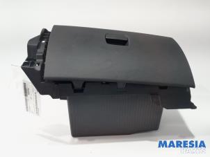 Gebrauchte Handschuhfach Renault Trafic (1FL/2FL/3FL/4FL) 1.6 dCi 90 Preis € 48,40 Mit Mehrwertsteuer angeboten von Maresia Parts